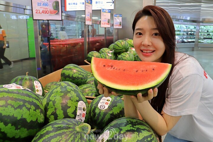 [뉴투포토] 롯데마트 “AI가 선별한 ‘신선 수박’입니다~”