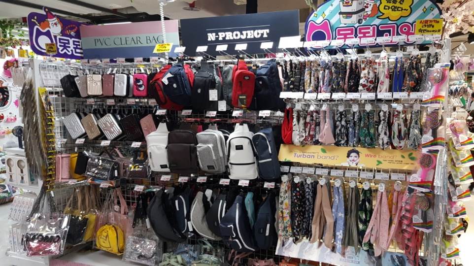 못된고양이, 삐에로 쑈핑 입점… PVC백·헤어액세서리 등 판매