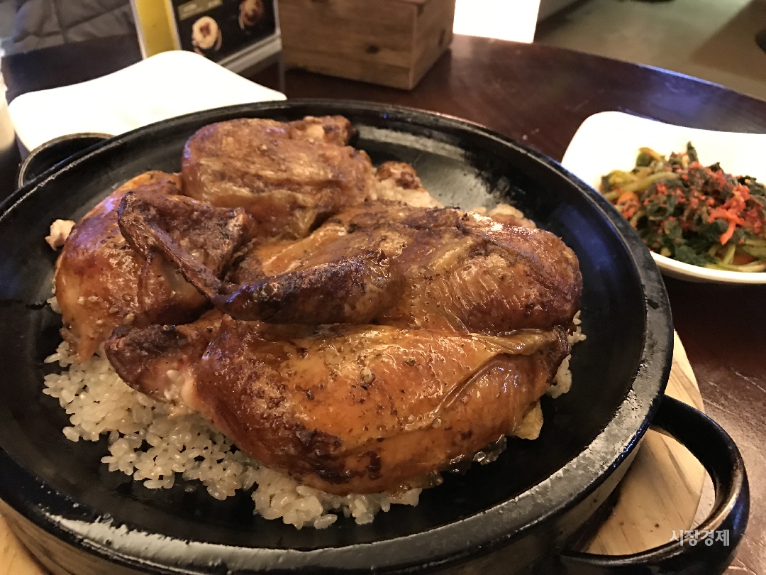 [이성복의 소주 한잔] 기름치킨 싫다, 누룽지 깔아~... 계림원 누룽지통닭