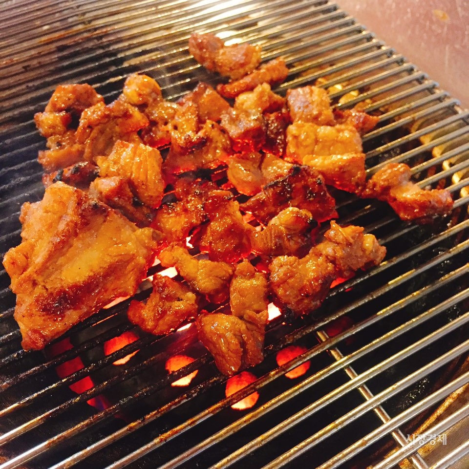 [이성복의 소주한잔] 인심 불심 술심... 연탄불 돼지갈비 중앙갈비