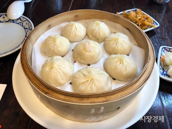 [이성복의 소주한잔] 육즙 팍 소룡포, 향긋 마늘갈비... 中식당 꽁시면관