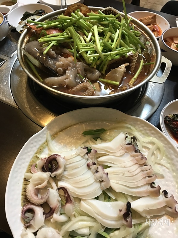 [이성복의 소주한잔] 싱싱 해물세트, 가성비 황홀 바다사랑 생태찌개