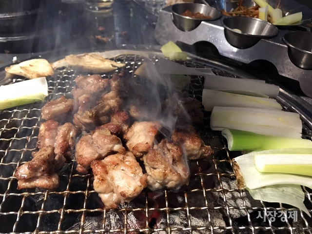 [이성복의 소주 한잔] 먹기 좋게 돼지 등갈비 쪽쪽 서현실비