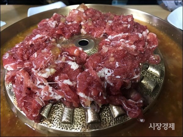 [이성복의 소주한잔] 깊은 과일 육수 불고기 진미평양냉면