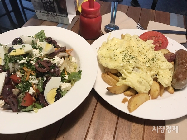 [이성복의 소주한잔] 스프와 일요일 아침의 맥주 더베이커스테이블