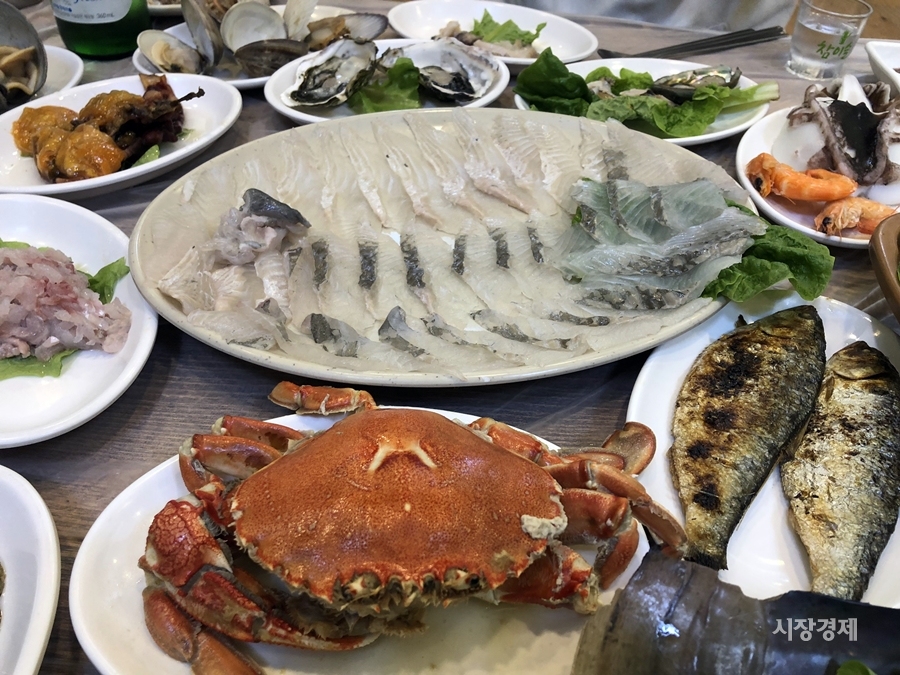 [이성복의 소주한잔] 해산물 한 상 채석강의 인심 육자매횟집