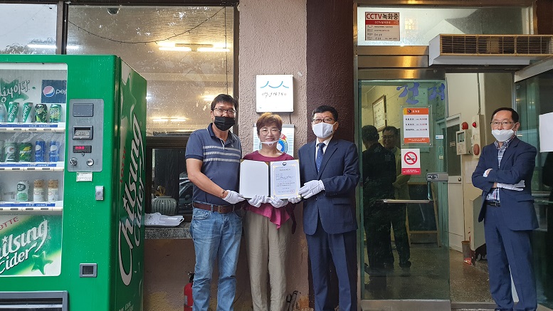 경남중기청, 거창 지역 백년가게 2곳 현판식 개최