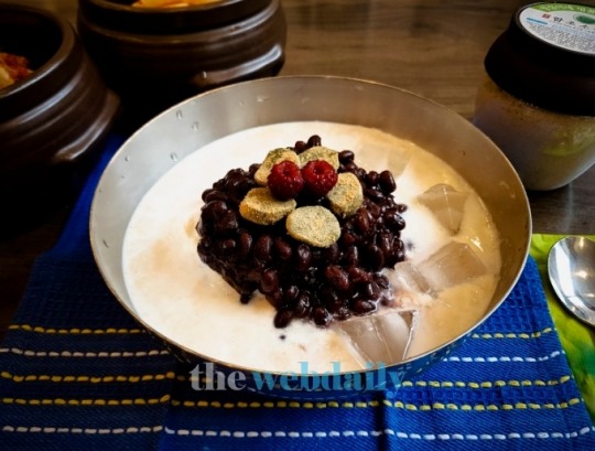 팥빙콩국수, 대체 어떤 맛인가 보니...섞으면 이런 색