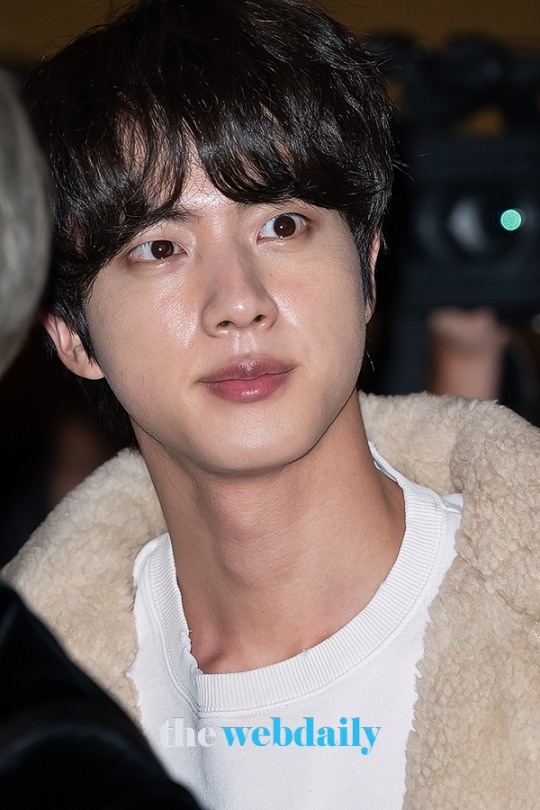방탄소년단(BTS) 진,  미소 담은 눈망울