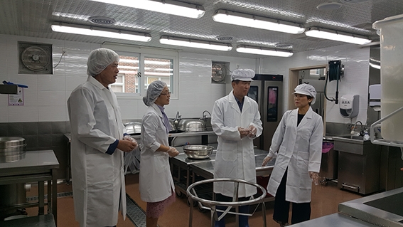 김영윤 경산교육장, 초등학교 급식소 방문 소통의 시간 가져