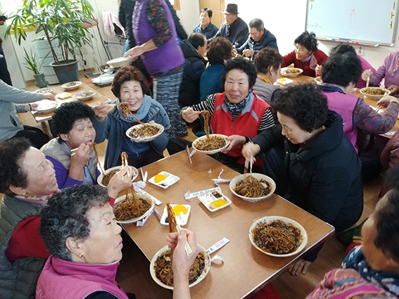 경산 자인면 태성루 반점, 어르신에 자장면 대접