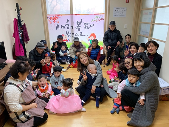 군위 보듬이나눔이 어린이집, 설 맞이 경로당 찾아 `어르신 세배드리기`
