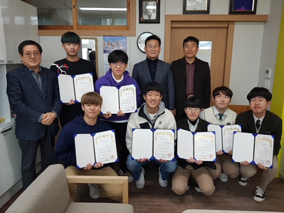 경산 하양인재양성장학회, 무학중·고에 장학금