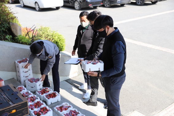 의성署, 침체된 경제 살리기 전통시장 농산물 판매 `동참`