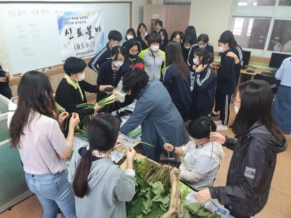경주 선덕여고, `신토불이 농산물 나눔장터` 개장