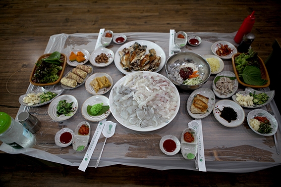 [동경주 맛집기행 ⑳] 40년 해녀의 깊은 손맛… 양남면 읍천리 `보릿돌 횟집`
