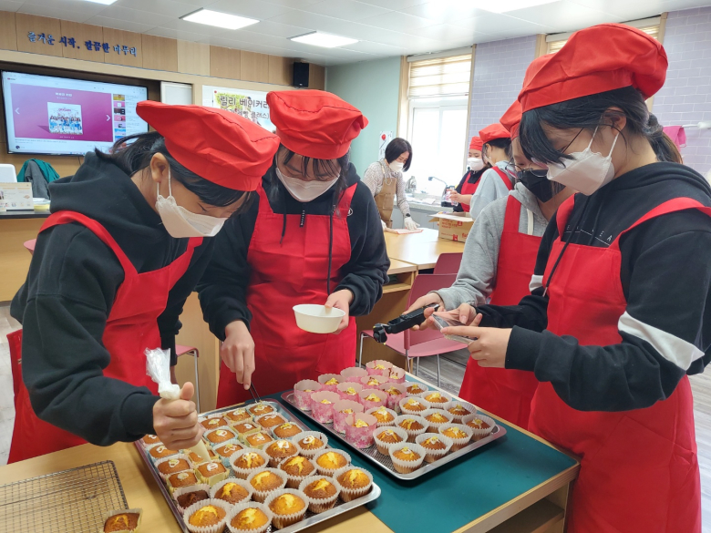 선생님이 자격증 따서 학생들에게 가르쳐요, 탑리여중 릴리 베이커리 베이킹 눈길