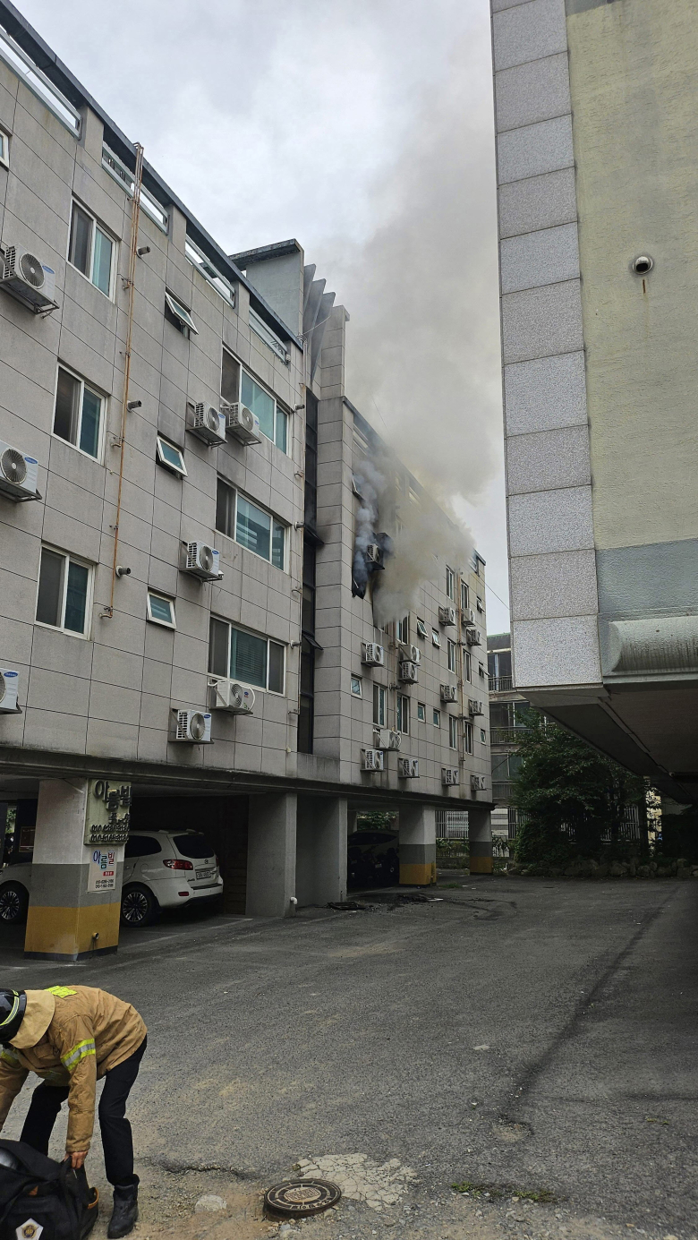 경주 건천읍 원룸서 화재...외국인 2명 뛰어내리다 중상