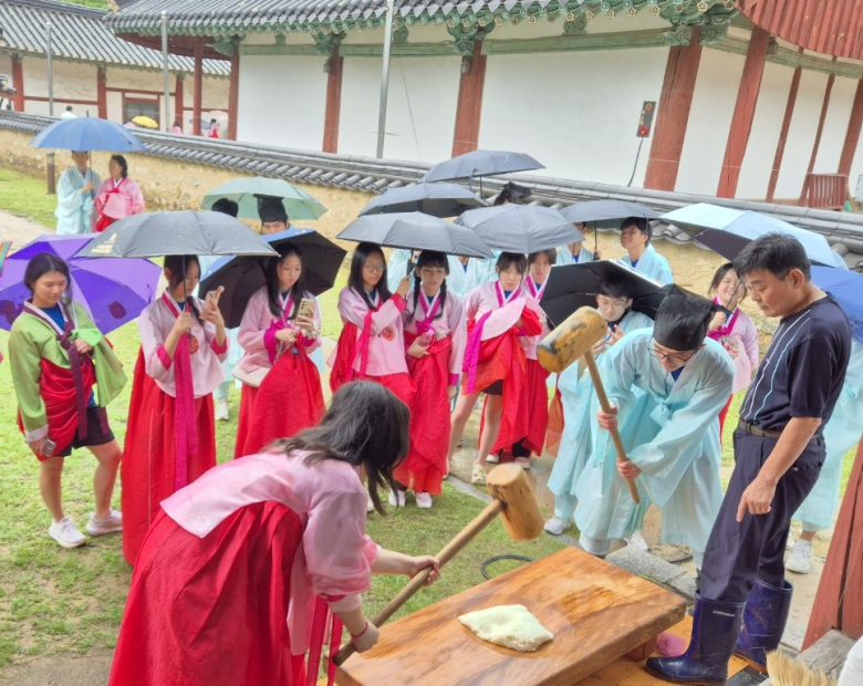 한동대 외국인 중고등학생, 경주향교 전통문화체험에 ‘매료’