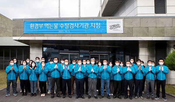 제주개발공사, 업계 최초 먹는물 수질검사기관 지정…제주삼다수 신뢰도↑