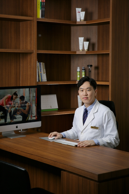 장시간 전자기기 이용은 거북목, 일자목 등 체형불균형 초래