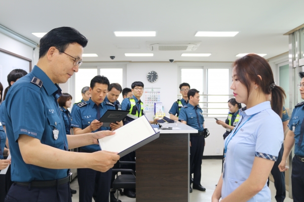 일산동부경찰서, 보이스피싱 신고 은행원에 감사장 전달