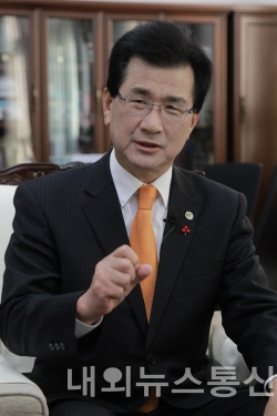 이시종 충북지사, 신·재생 에너지산업 선도 방안 마련해야