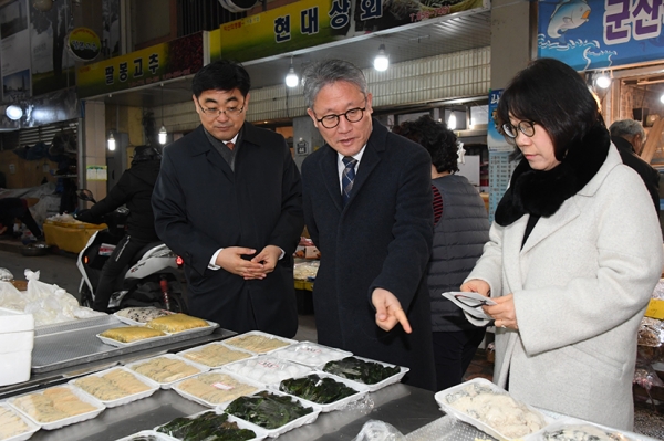 [포토] 김재현 산림청장 내외, 전북 익산 서동시장 방문