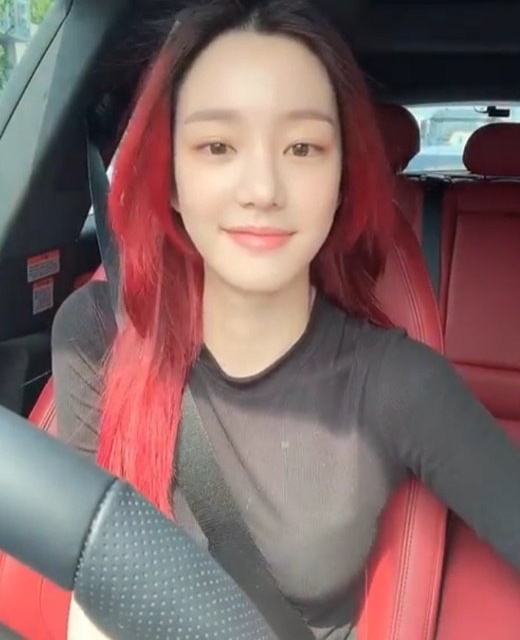 이유비, 빨간 머리로 변신해도 인형 미모