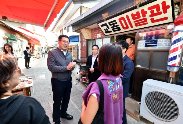 박남춘 인천시장, 강화군 교동도 대룡시장 방문 상인들 격려