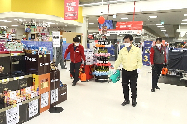 이강호 남동구청장, 휴일 맞아 간석홈플러스 방역작업 참여