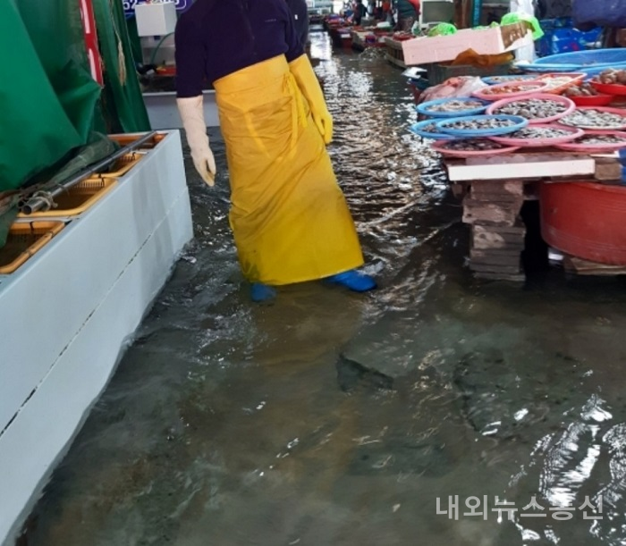 창원시 진해구 용원수산물시장 10일과11일 해수면 상승으로 침수