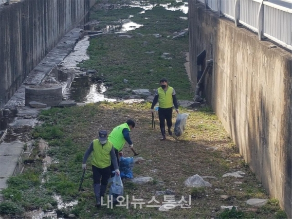 예산군 건설교통과, 산성천에서 환경정화 활동 실시