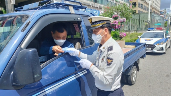 부천원미경찰서, 코로나19 전염 및 교통사망사고 예방 마스크 보관팩 제작 배부