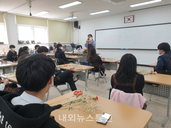 용인바이어고등학교, 어버이날 맞아 꽃묶음 제작...마을 어르신들께 전달