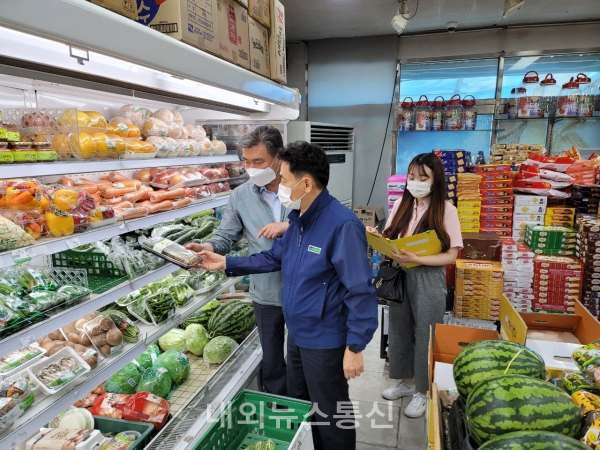 경북농협 김춘안 본부장, 하나로마트 여름철 고위험군 식품 점검