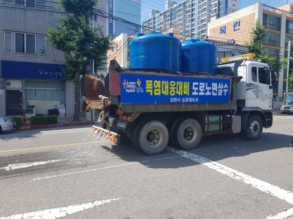 김천시, 도심 가마솥더위 살수차로 도로 열기 식힌다