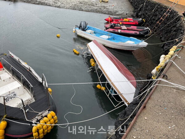 제주해경, 한림 금능포구서 전복된 모터보트 인양