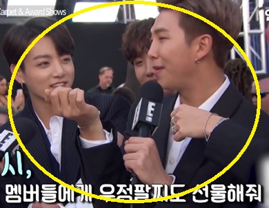 할시가 선물해준 우정팔찌 어때요? 비티에스, 카메라 바라보며 손목에 찬 우정팔찌 흔들흔들...