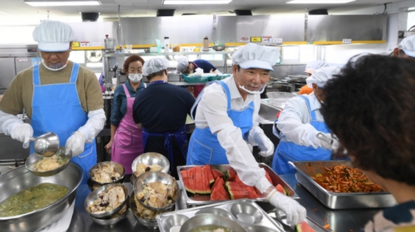 대한양계협회, 거창군 삶의쉼터 배식봉사 참여