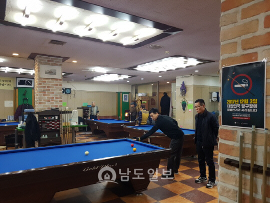 당구장·스크린 골프장 등 금연시행담배연기 사라지니 공기의 질이 달라졌어요