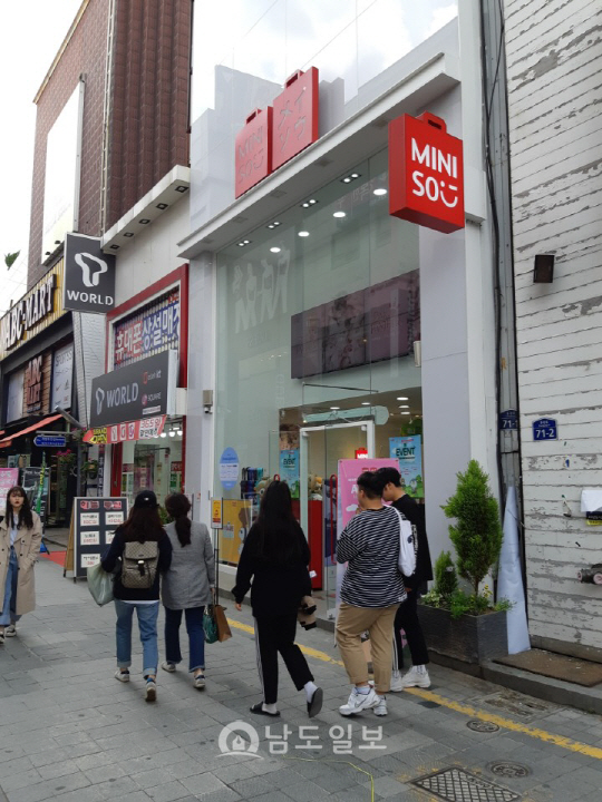 불황속 저가 생활용품 전문점 인기