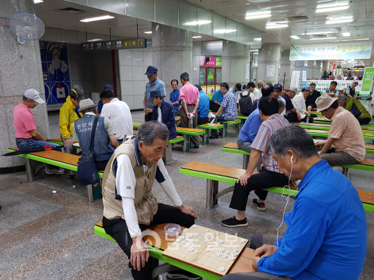 광주 금남로4가역은 어르신들의 천국