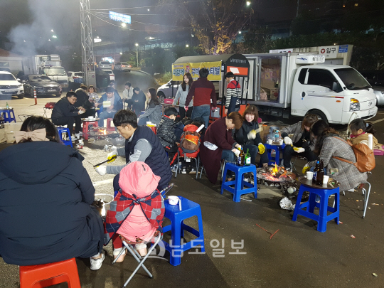 겨울철 별미 굴 구이 먹고, 낭만 만끽