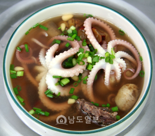 내고장 특산품-홍어삼합.세발낙지