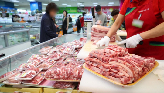 서민지갑은 바닥…삼겹살·소주·휘발유…물가 들썩