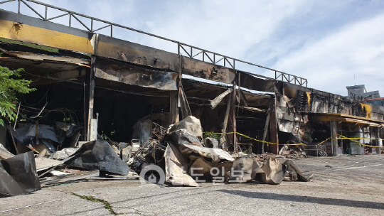 고흥 마트 불…조립식 판넬건물 1천496㎡ 전소 2시간 만에 진화
