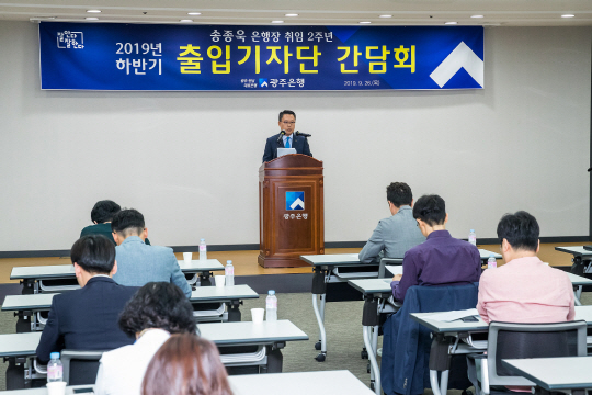 지자체 금고 유치는 향토은행 생존권