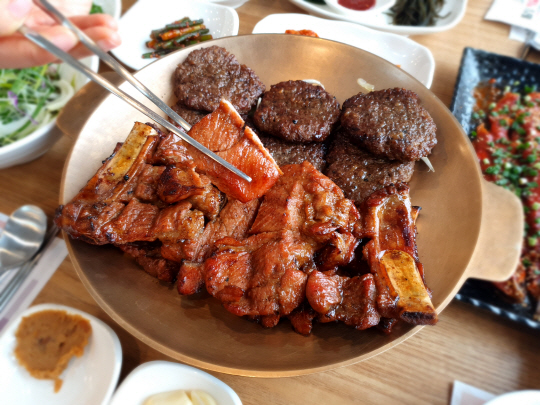 참숯향 가득, 군침도는 고기맛 일품