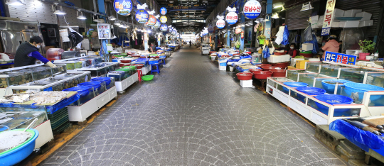 코로나19 여파로 한산한 광주 동구 남광주시장
